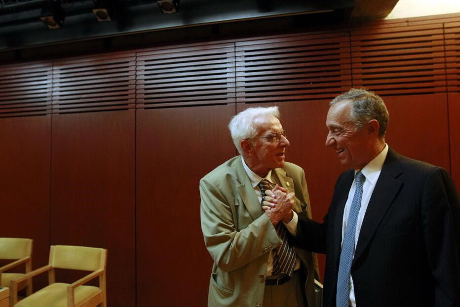 Imagem de arquivo de Marcelo Rebelo de Sousa com Daniel Serrão 