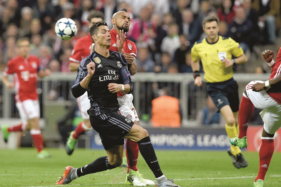 Cristiano Ronaldo e Arturo Vidal em despique, num jogo pelos respetivos clubes. 