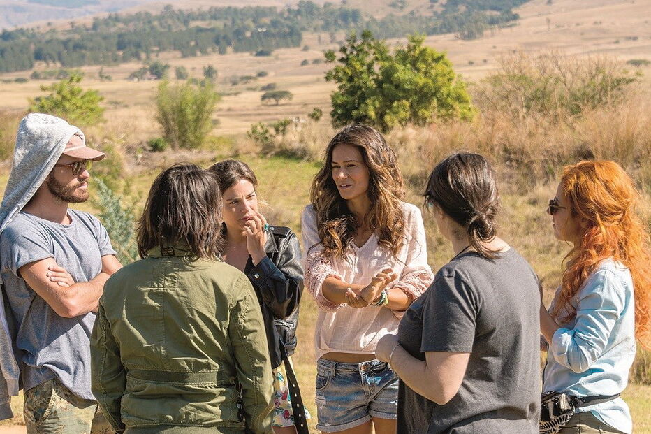 Bárbara Lourenço e Cláudia Vieira (ao centro) à conversa com a diretora de Programas, Gabriela Sobral, no Parque Nacional Kruger, na África do Sul	