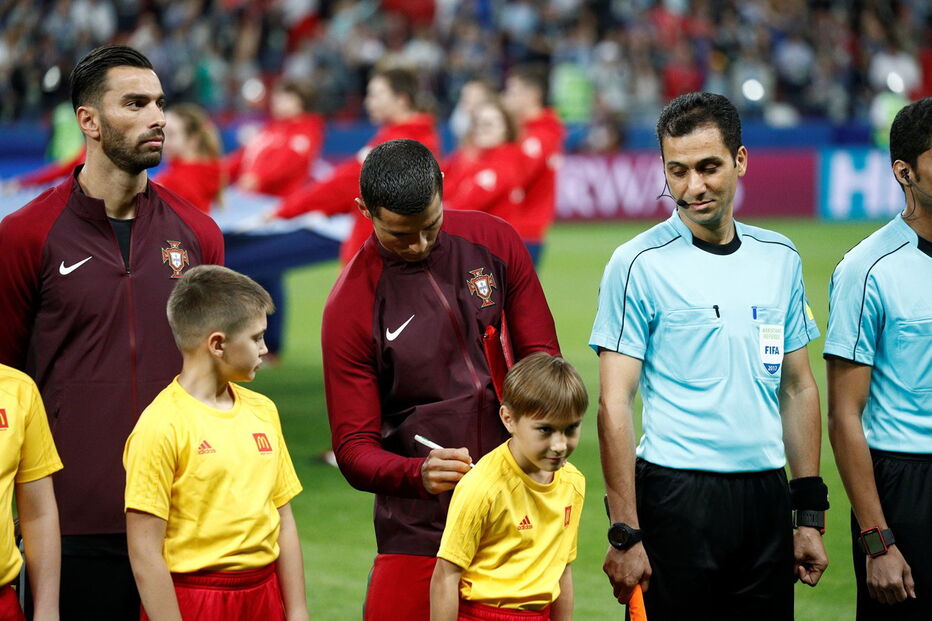 Cristiano Ronaldo autografou camisola de jovem fã em pleno relvado russo, antes da partida de Portugal com o Chile