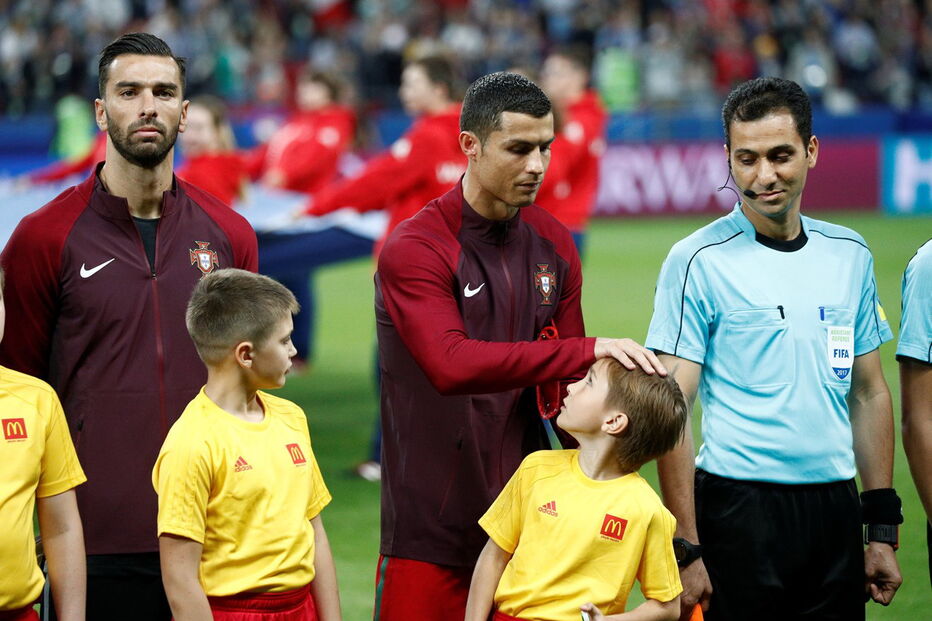 Cristiano Ronaldo autografou camisola de jovem fã em pleno relvado russo, antes da partida de Portugal com o Chile