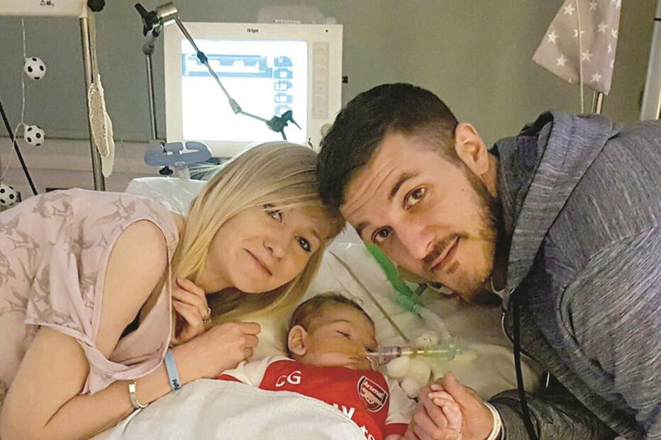 A mãe, Connie Yates, de 31 anos, o bebé, Charlie Gard, e o pai, Chris Gard, de 32 anos   
