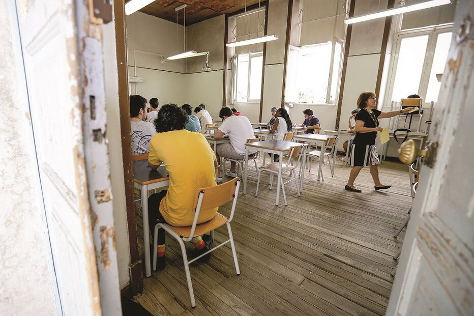 Português, Manuela Mendonça, professora, professora de Português, Mário Nogueira, Fenprof, PCP, Sindicato de Professores da Região Centro, Anabela Sotaia, Sindicato de Professores do Norte, Ministério Público, PJ, questões sociais, política