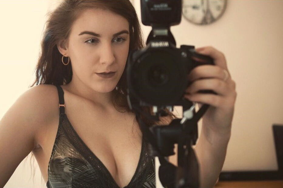  Mulher envia fotografias de homens nus às mães