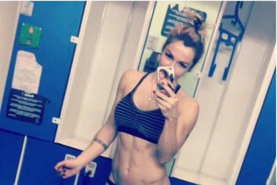 Raquel Henriques faz dança sensual de body