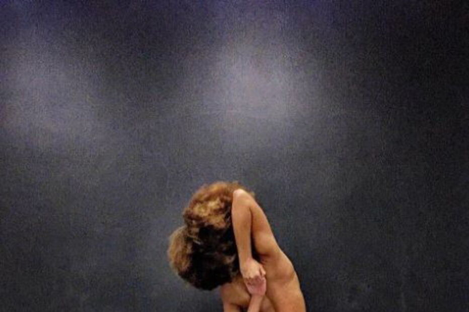 Instrutora de yoga prefere fazê-lo nua 