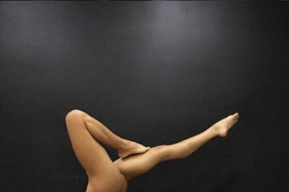 Instrutora de yoga prefere fazê-lo nua 