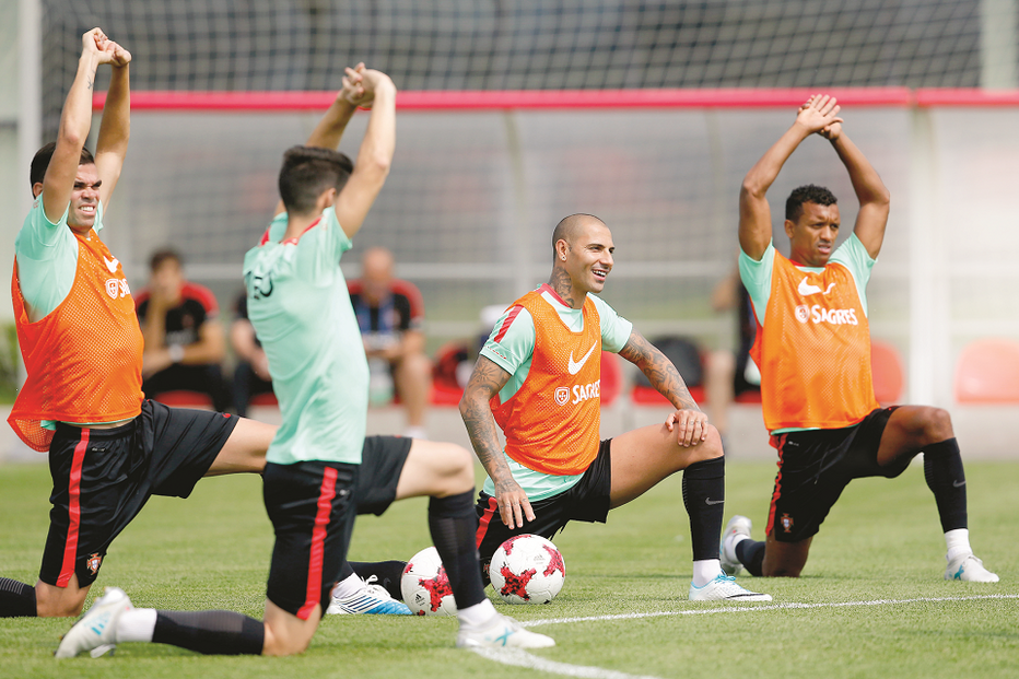 Pepe (esq.), Ricardo Quaresma e  Nani são candidatos ao onze amanhã diante do México. O defesa-central luso-brasileiro foi o único que não esteve na partida contra o Chile (derrota nos penáltis), por castigo  