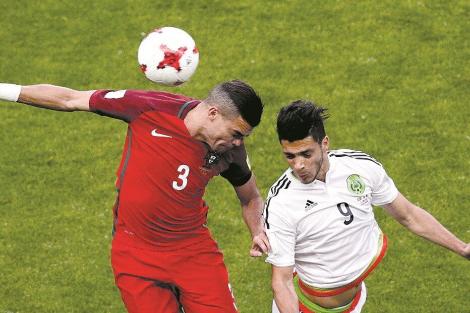 Pepe disputa lance com Jiménez no jogo da fase de grupos (2-2)