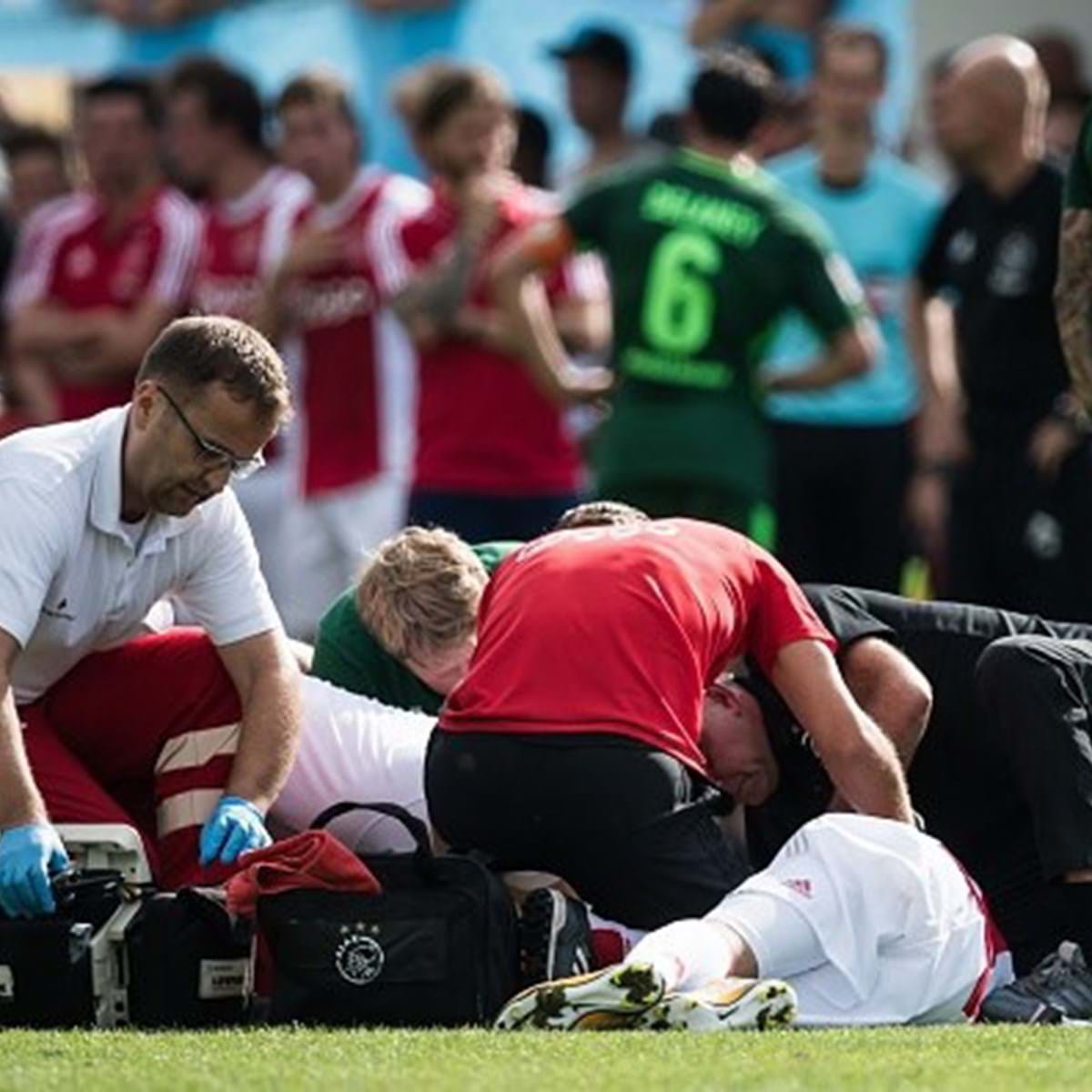 Jogador cai inconsciente em campo, e jogo da Premier League é