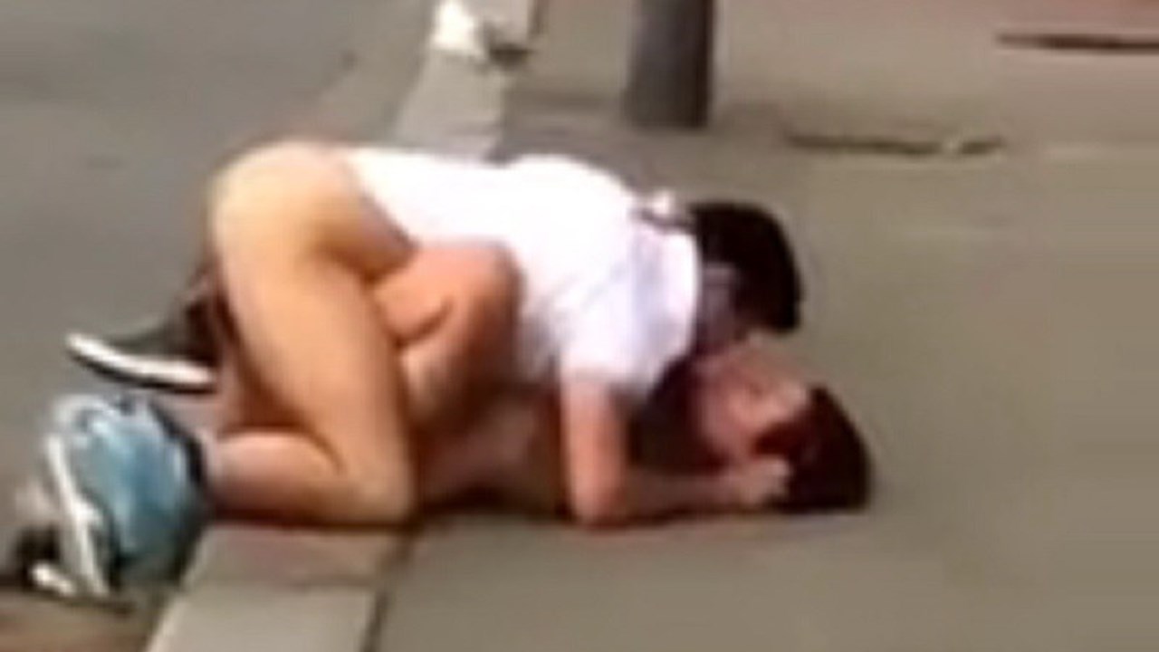 Sexo filmado no meio da rua leva a investigação - Mundo foto foto