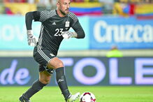 O espanhol Pepe Reina, de 34 anos, joga nos italianos do Nápoles    