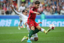 O lance em que André Silva cai na área. árbitro marcou penálti, que o avançado falhou