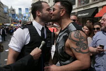 Policia pede namorado em casamento no Pride, Londres