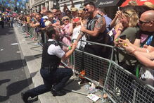 Policia pede namorado em casamento no Pride, Londres