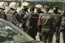 polícias, autoridades, multidão, fúria, agente, Hospital Santa Maria, rosoto, ferimentos, agressões, violência, apedrejamento, festas, catujal, Loures    