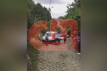 Momento da retirada do corpo do homicida, que se enforcou após matar a mulher