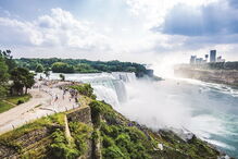 As cataratas do Niagara ficam junto à fronteira com os EUA, e é obrigatório visitar a atração turística