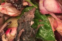 Rato morto foi encontrado em salada