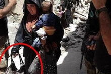 Mulher é fotografada a segurar o filho momentos antes de se fazer explodir 