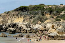 Câmara de Albufeira alerta banhistas para perigo das arribas