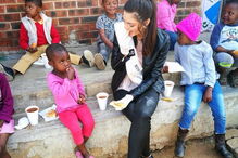 Demi-Leigh Nel-Peters, miss, sul-africana, África do Sul, racismo, luvas, orfãos, comida, orfanato