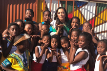 Demi-Leigh Nel-Peters, miss, sul-africana, África do Sul, racismo, luvas, orfãos, comida, orfanato