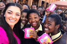 Demi-Leigh Nel-Peters, miss, sul-africana, África do Sul, racismo, luvas, orfãos, comida, orfanato