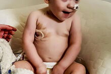 Mãe fotografia a beijar filho