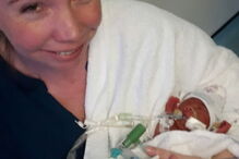 Mãe fotografia a beijar filho