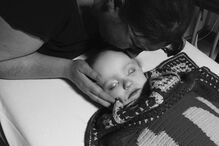 Mãe fotografia a beijar filho