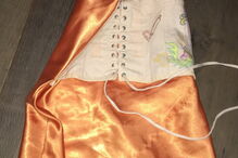 Kim Kardashian assegura que se trata de um vestido com atilhos