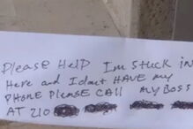 Preso atrás de caixa de ATM pede socorro através da saída das notas