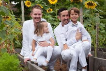 Transexual e marido esperam o primeiro filho biológico