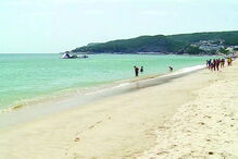 Apesar da bandeira vermelha, alguns banhistas foram ao mar, aproveitando a tarde de calor 