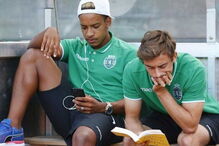 Francisco Geraldes lê Saramago no banco do Sporting