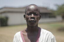 Conheça o homem com os maiores testículos do mundo