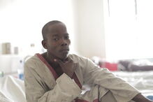 Conheça o homem com os maiores testículos do mundo