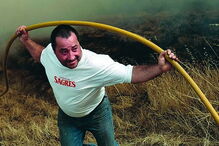 Habitantes de muitas aldeias ficaram assustados com a proximidade do fogo   