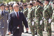 O ministro da Defesa, Azeredo Lopes, defende a eliminação da redução salarial no período da instrução militar, através da reposição do sistema de graduações