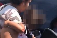 Mulher em fúria destrói carro do ex-marido com um martelo