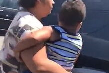 Mulher em fúria destrói carro do ex-marido com um martelo