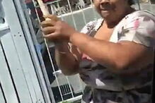 Mulher em fúria destrói carro do ex-marido com um martelo