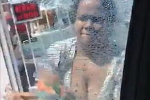 Mulher em fúria destrói carro do ex-marido com um martelo