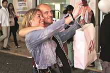 Entre as 19h00 e a meia-noite, pode fazer compras em várias lojas e celebrar o verão na rua