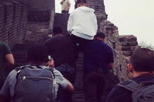 Artista gerou polémica ao tirar fotografias a percorrer a Grande Muralha levado às costas de um segurança, em 2013