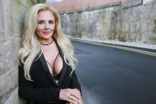 Rebbeca Jane é detetive privada que descobre traições dos maridos