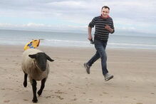 Andrew com a ovelha 'Chops'