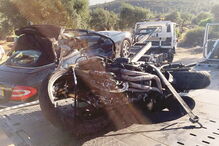 Carro e moto envolvidos no acidente ficaram desfeitos