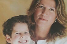 Nádia Piazza com o filho Luís, de cinco anos, que morreu no incêndio  